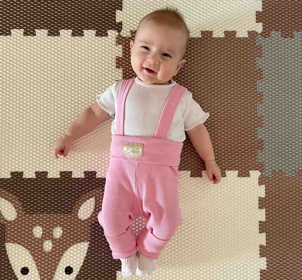 Rostoucí dívčí žebrované tepláčky Esito s kšandami růžové