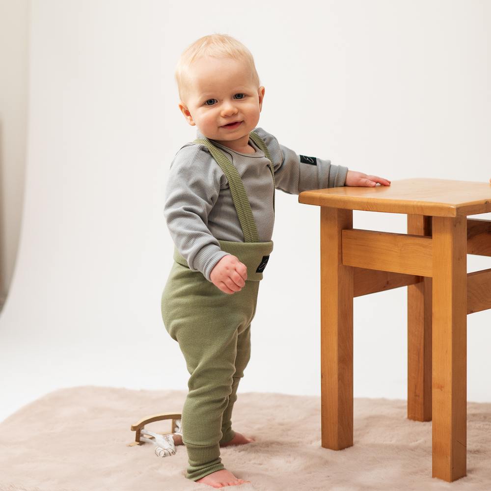 Rostoucí žebrované tepláčky Esito s kšandami khaki