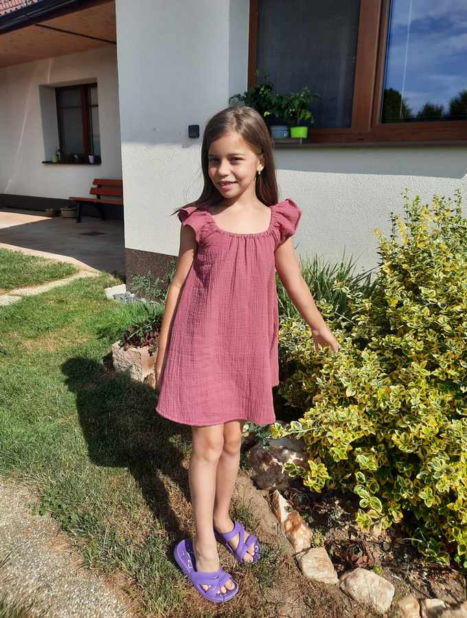 Mušelínové dívčí šaty Esito rubínové