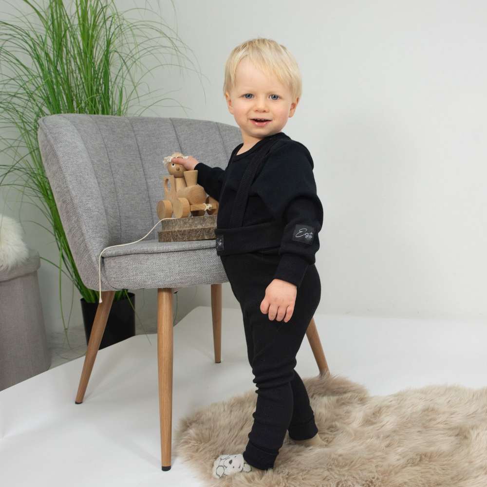 Rostoucí žebrované tepláčky Esito s kšandami černé