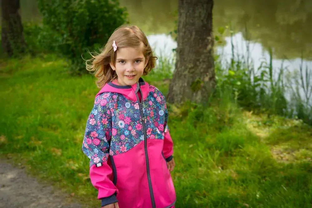 Dívčí softshellová bunda Unuo s fleecem - květinky tmavě růžová