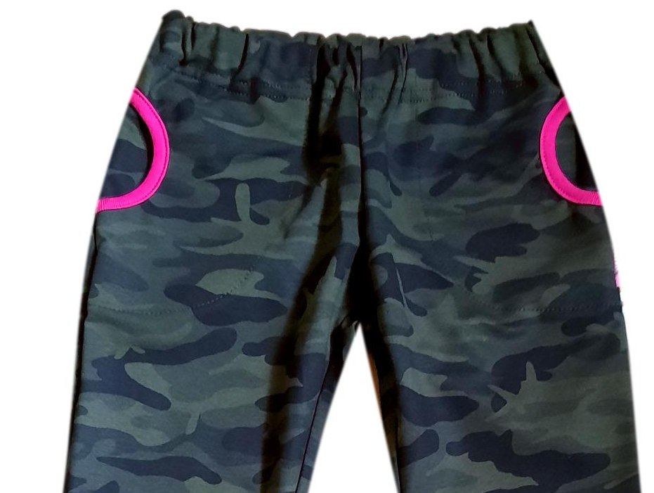 Dívčí bavlněné tepláky tmavě zelený maskáč s růžovou