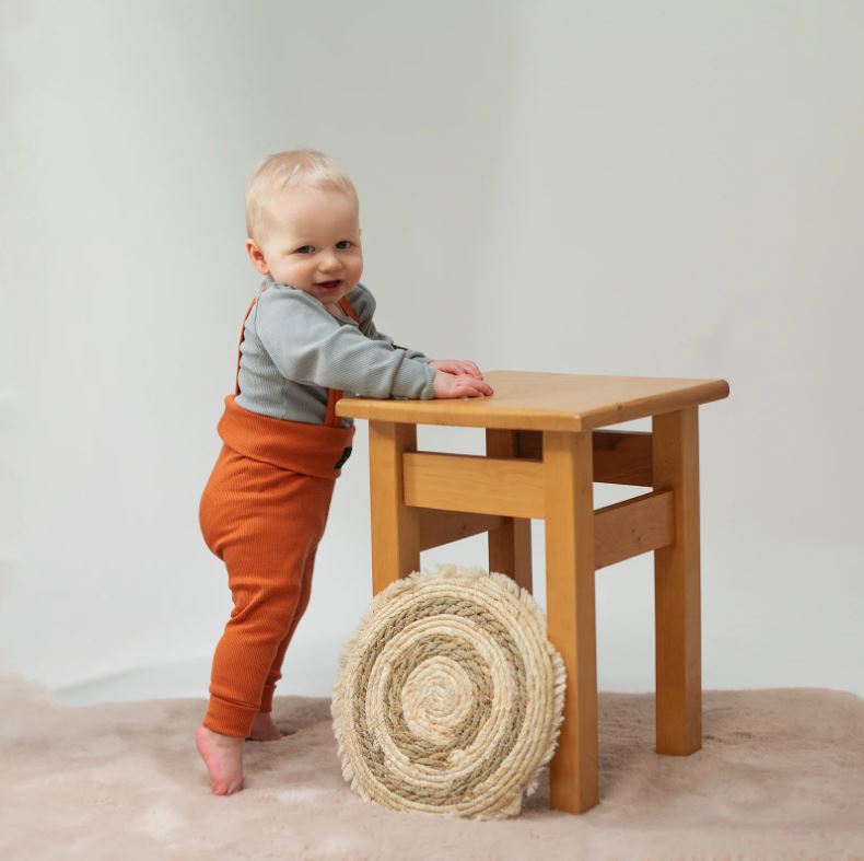 Rostoucí žebrované tepláčky Esito s kšandami pískové