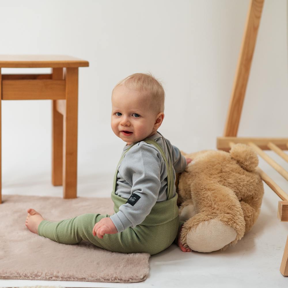 Rostoucí žebrované tepláčky Esito s kšandami khaki