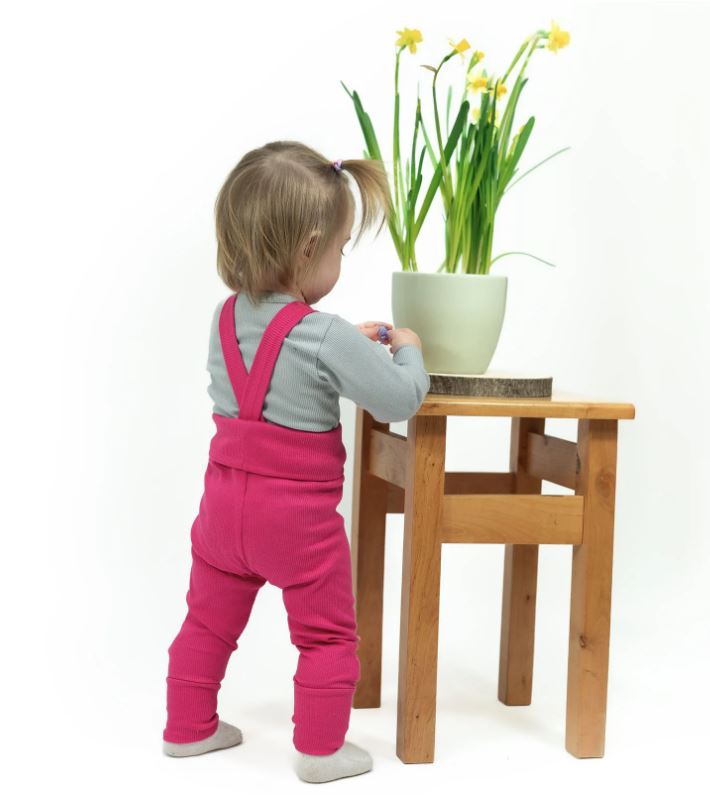 Rostoucí dívčí žebrované tepláčky Esito s kšandami tmavě růžové