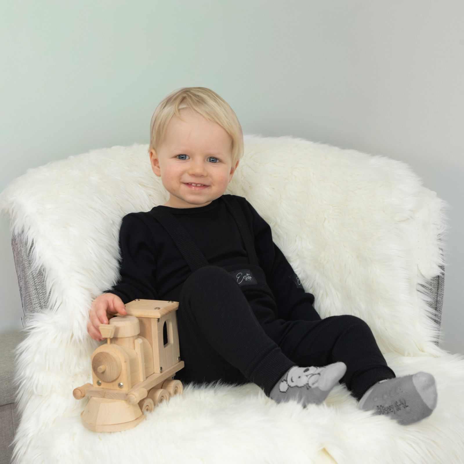 Rostoucí žebrované tepláčky Esito s kšandami černé