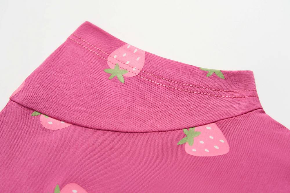 Dívčí šaty Wolf & Wolfie S2614A fialové s jahodami