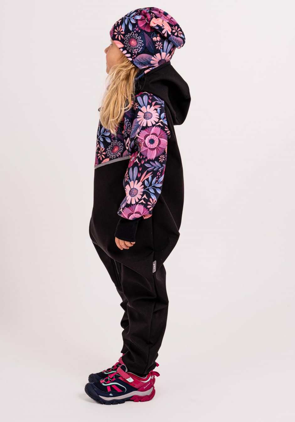 Dívčí softshellová kombinéza Unuo černá kouzelné květiny