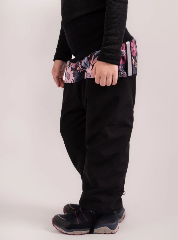 Dívčí zimní kalhoty Unuo s umělým kožíškem PLUS černé kouzelné květiny