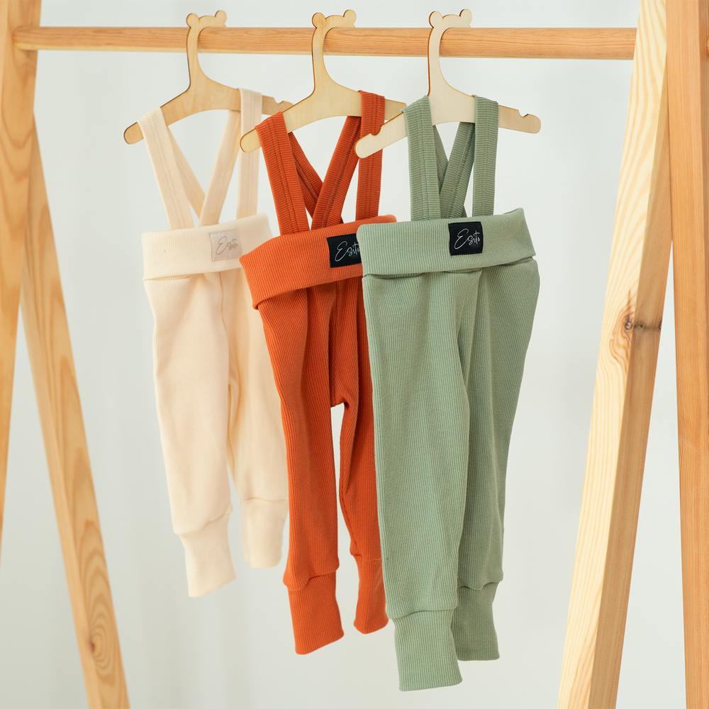 Rostoucí žebrované tepláčky Esito s kšandami khaki