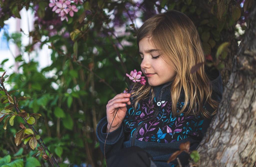 Dívčí softshellová bunda s fleecem Unuo tmavě modrá lístečky