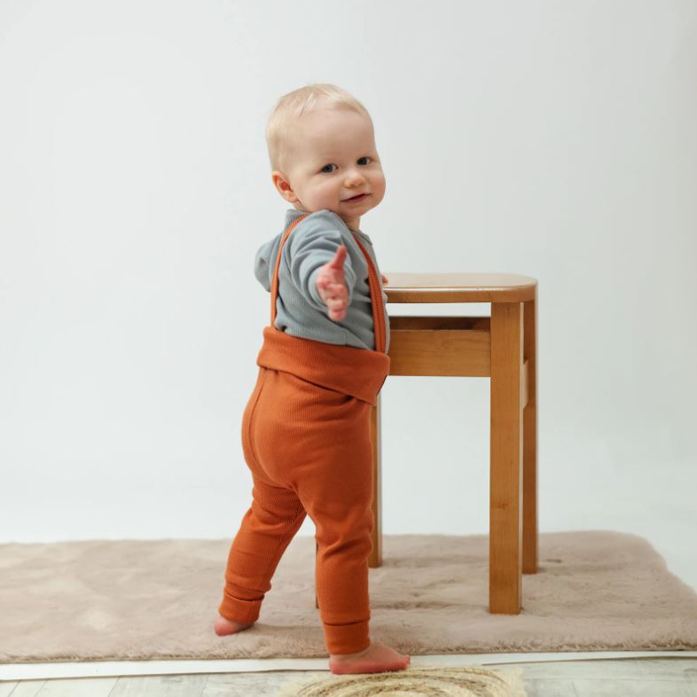 Rostoucí žebrované tepláčky Esito s kšandami pískové