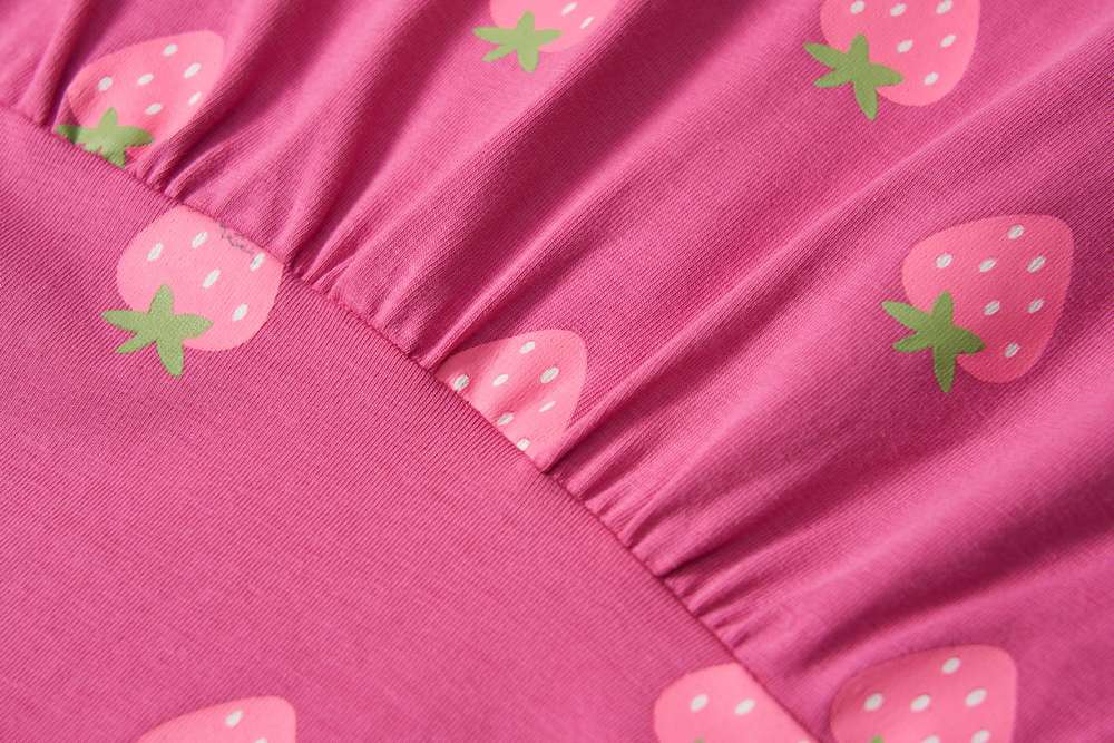 Dívčí šaty Wolf & Wolfie S2614A fialové s jahodami