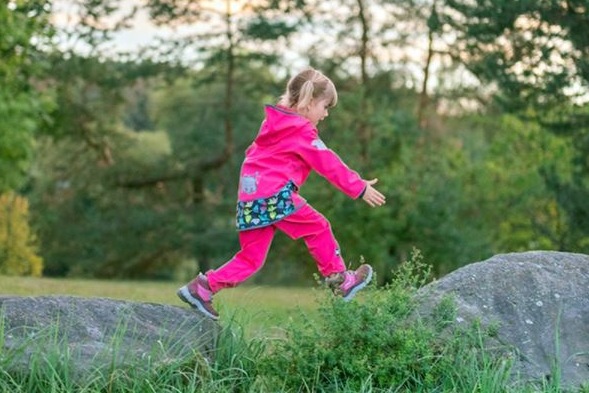 Dívčí softshellová bunda Unuo s fleecem vel. 128/134 tmavě růžová souhvězdí medvěda