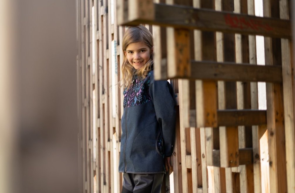 Dívčí softshellová bunda s fleecem Unuo tmavě modrá lístečky