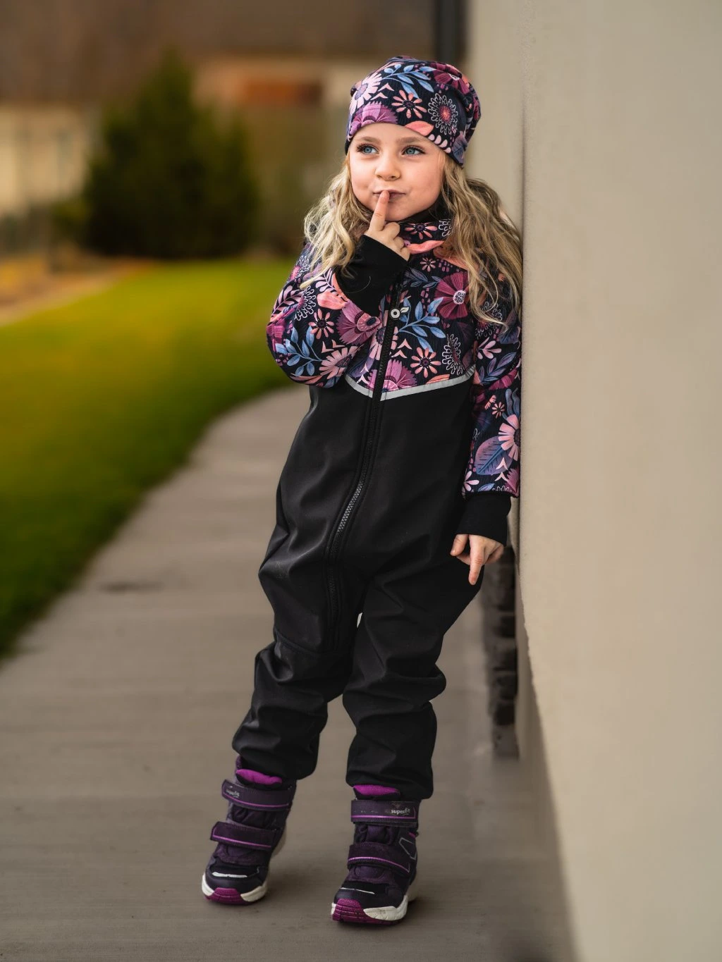 Dívčí softshellová kombinéza Unuo černá kouzelné květiny