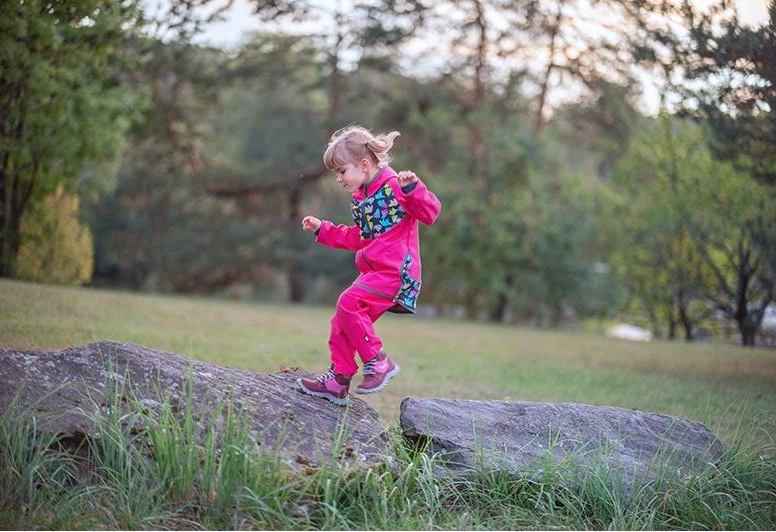 Dívčí softshellové kalhoty Unuo s fleecem souhvězdí medvěda tmavě růžové
