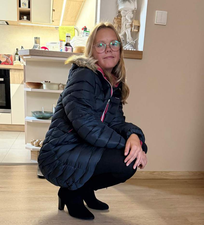 spokojená zákaznice v kabátku Loap